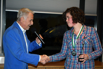 Doris van Delft ontvangt de Talent-van-het-Jaar prijs uit handen van Cees Sint (Janine van Ipenburg)