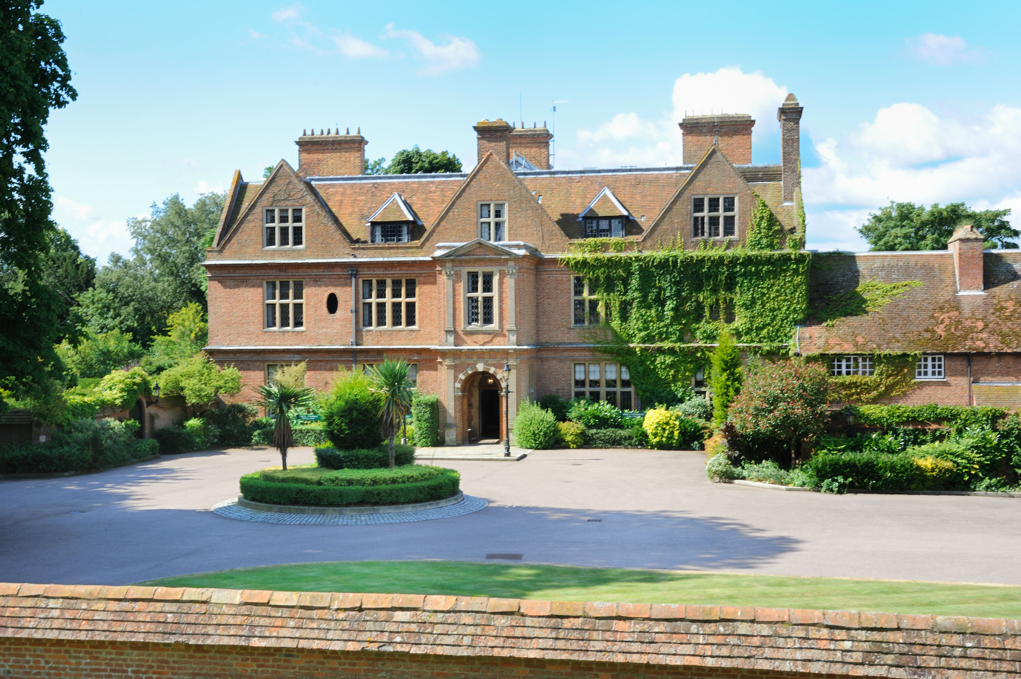 De speellocatie, het Horwood House hotel te Milton Keynes (hotelwebsite)