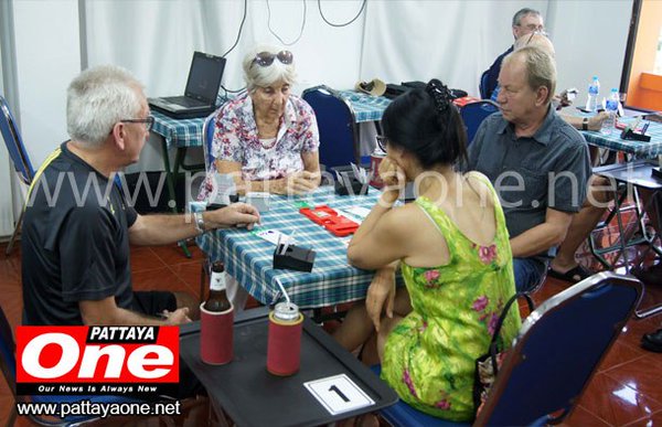 Bridge in Pattaya met tweede van links de Nederlandse (Pattaya One via De Telegraaf)