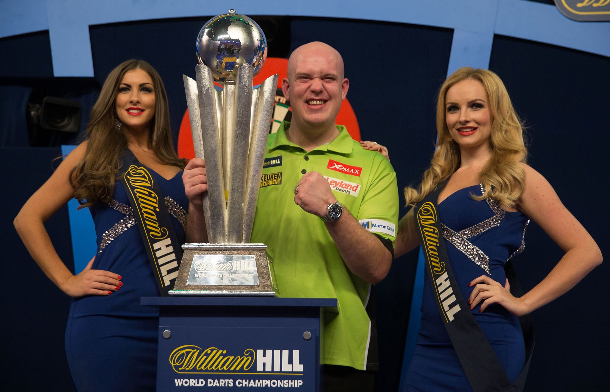 Wereldkampioen darts Michael van Gerwen met ‘walk-on girls’ (NU.nl)