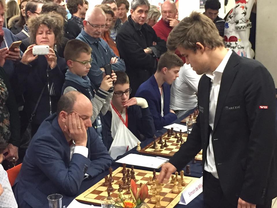 Simon de Wijs tegen Magnus Carlsen (Bob Drijver)