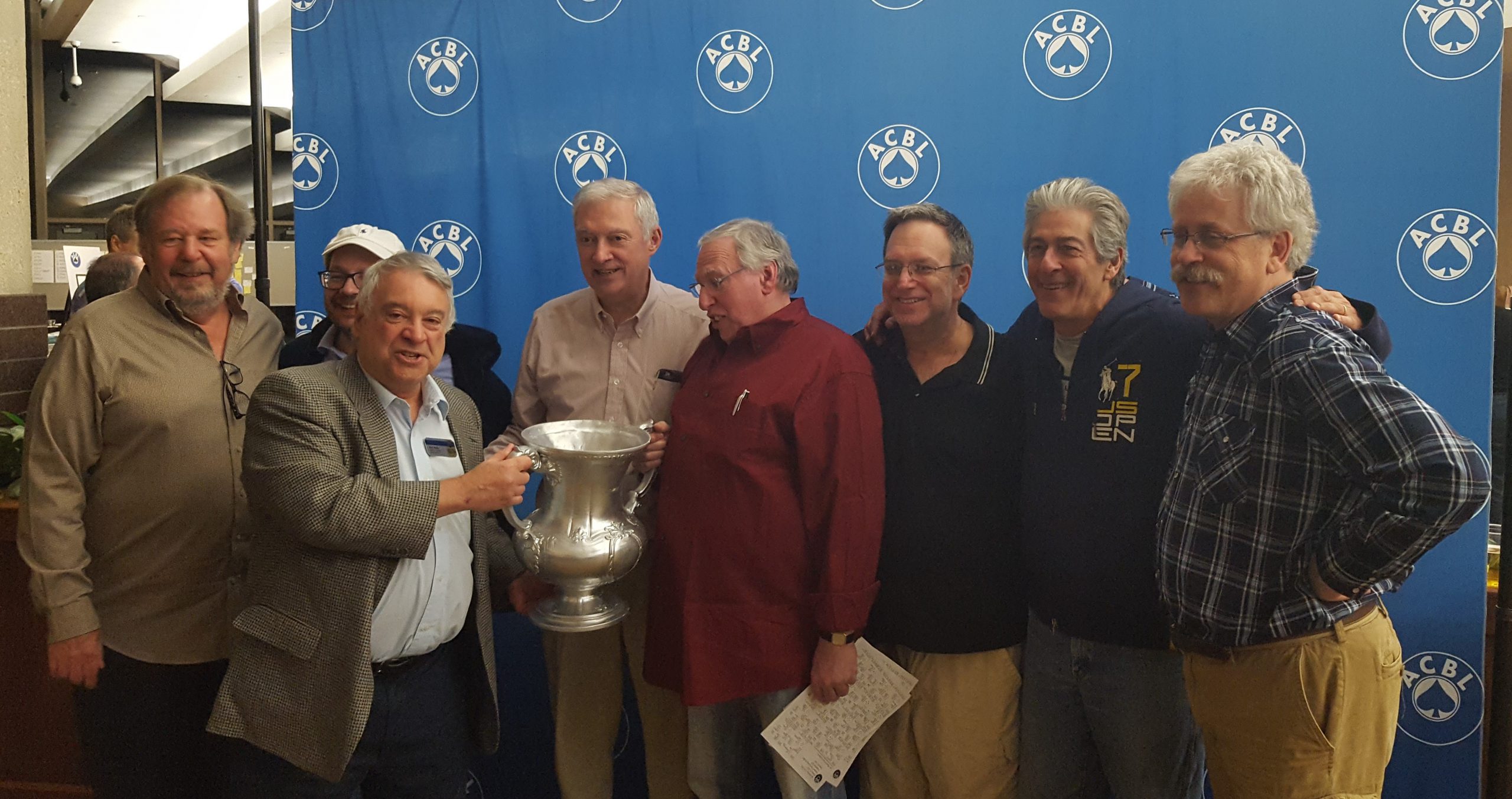 Het winnende team: van links naar rechts Meckstroth, Weinstein, ACBL-president Heller, Nickell, coach Kokish, Katz, Levin, Rodwell (Bridge Winners)