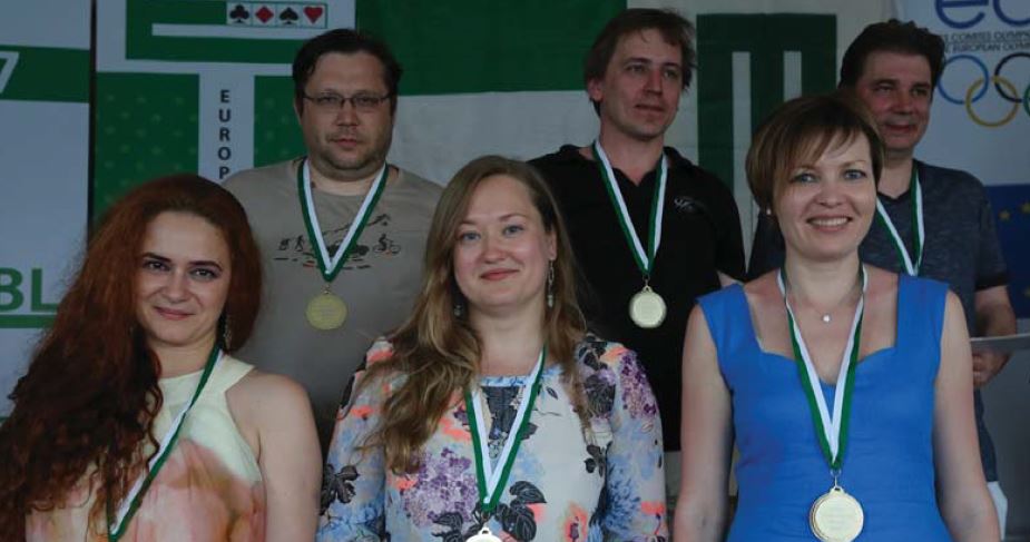 Het winnende Russische team ‘Mnepo’, van links: Olga Pavlushko, Evgeni Rudakov, Elena Rudakova, Sergei Orlov, Anna Gulevich, Georgi Matushko (Daily Bulletin)