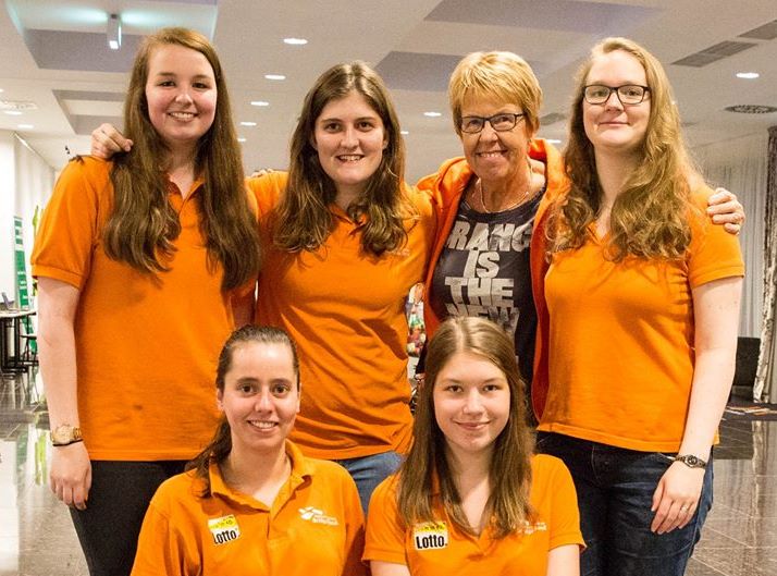 Het Nederlands vrouwenteam: staand van links Janneke Wackwitz, Sandra Kolen, captain Anneke Simons, Merel Bruijnsteen; zittend Esther Visser, Mette Lejeune (EBL)