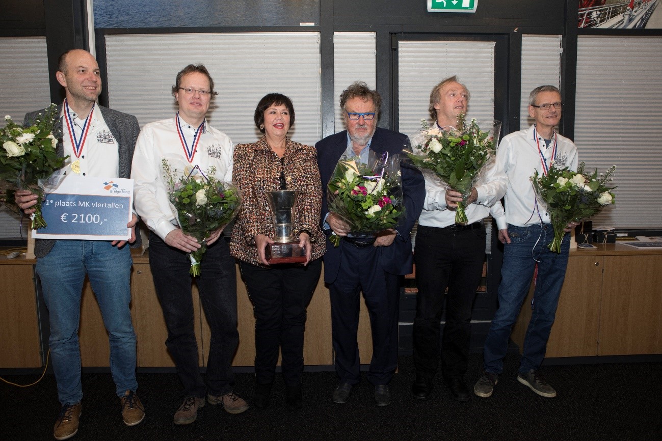 De winnaars: van links Simon de Wijs, Ricco van Prooijen, sponsor Hans Melchers, Louk Verhees, Bauke Muller (Louk Herber)