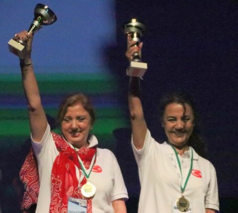 Nilgün Kotan (links) en Ferda Zorlu, winnaars vrouwenparen (Elisabeth van Ettinger)