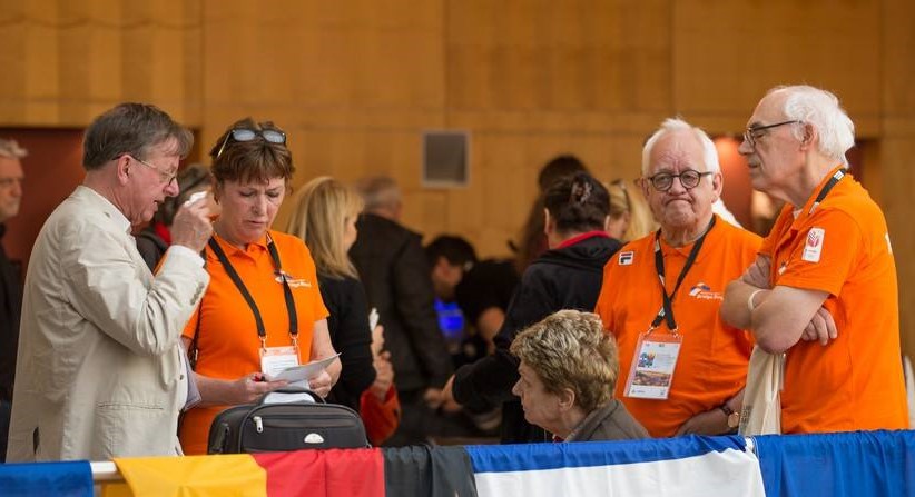 Van links Nederlanders Toine van Hoof (geen teamlid), Janine van Ipenburg, Bep Vriend (zittend), Onno Janssens en Anton Maas (EBL)