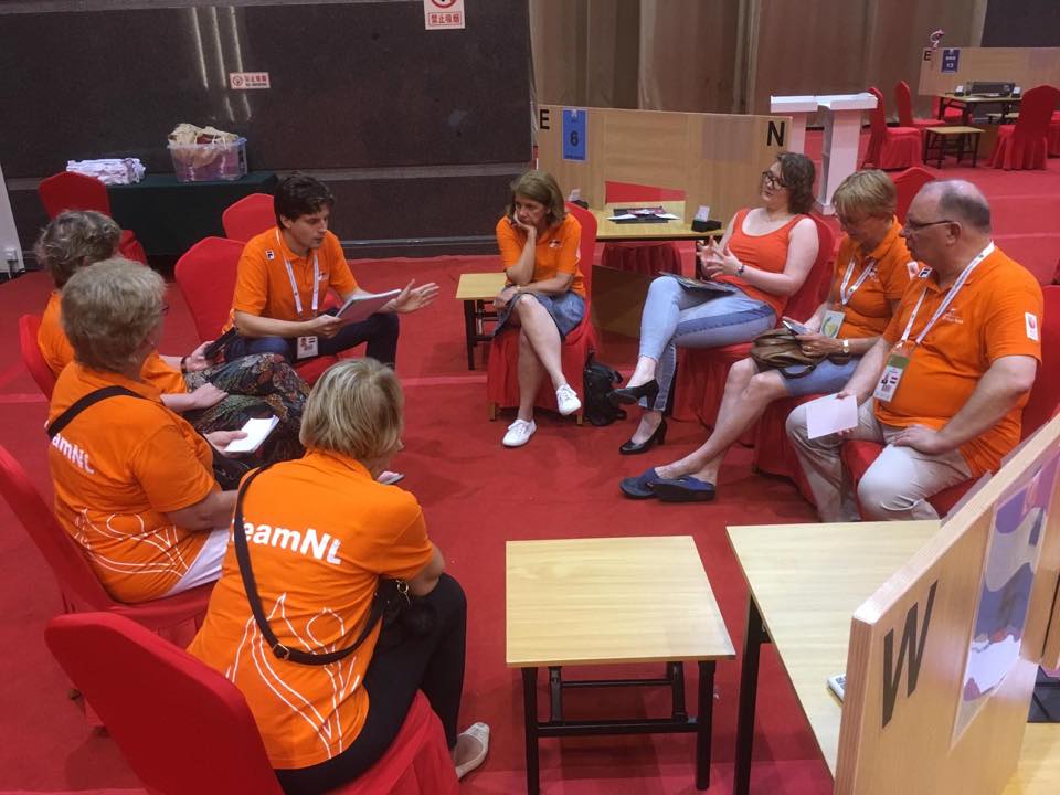 Het Nederlands vrouwenteam bespreekt technische en tactische tips (WBF)