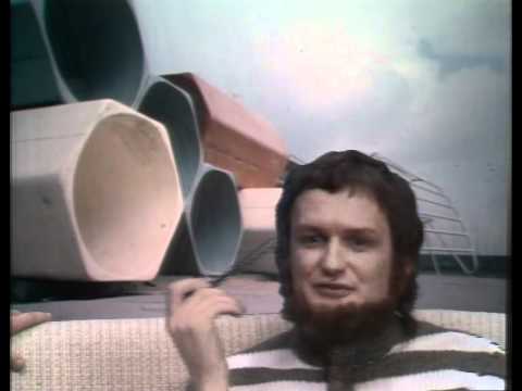 Wim de Bie in Hadimassa, jaren zeventig, met ‘Gelul 2000’ (YouTube via Google)